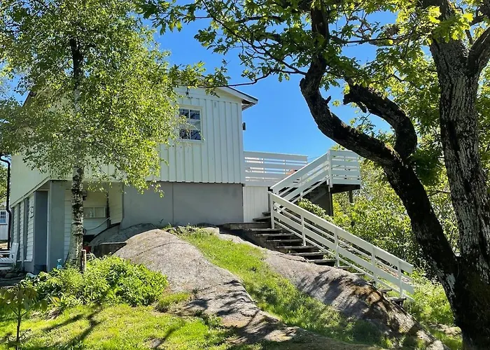 Stavern With Sea Views Near The Feriehus *